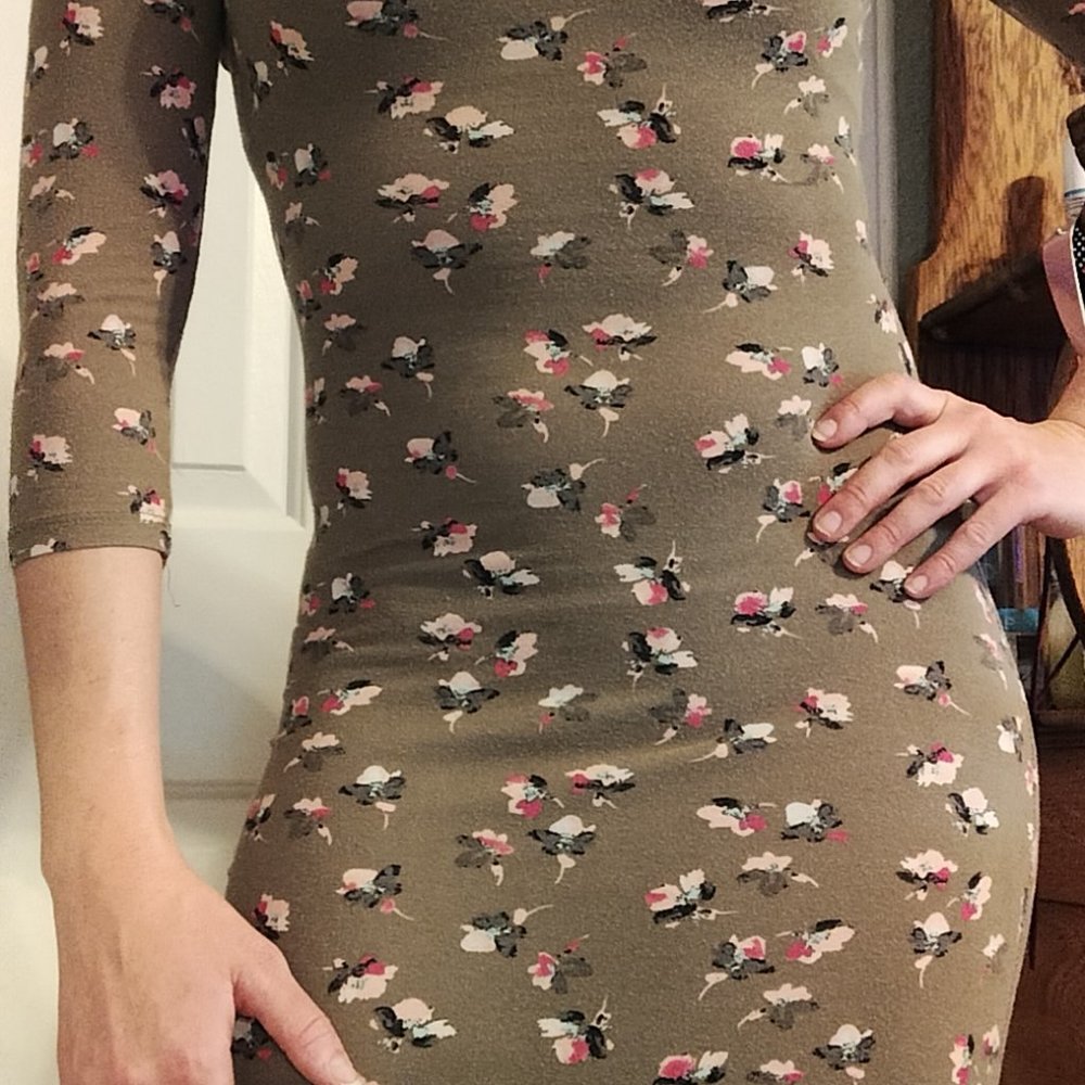 Open Back Dress with Delicate Flower Design - Picture 5 of 5